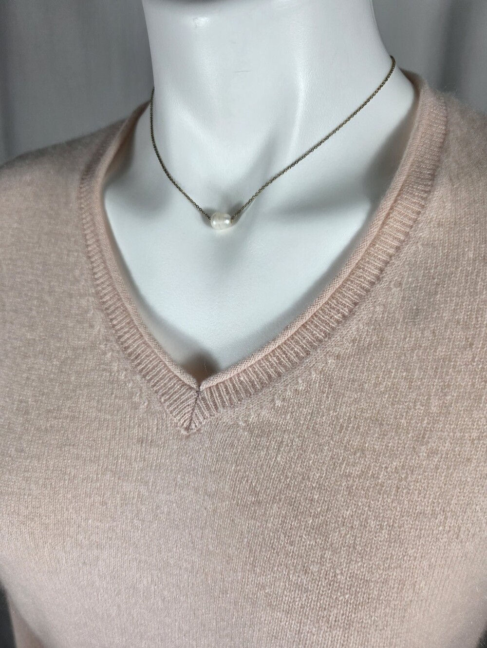 Saks Fifth Avenue 100% Cashmere Pale Pink V-Neck Sweater M NWOT Quiet Luxury - Picture 4 of 12